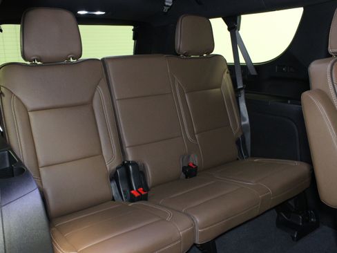 Used 2025 Chevrolet Suburban High Country AWD/4WD image 18