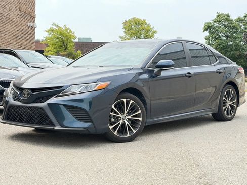 Used 2018 Toyota Camry SE w/ Moonroof Package FWD image 2
