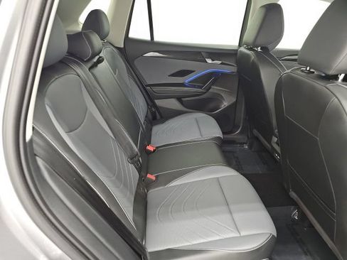 Used 2025 Volkswagen Tiguan SE AWD/4WD image 33