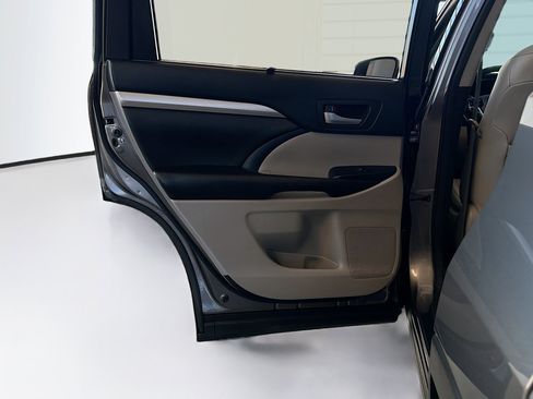 Used 2017 Toyota Highlander XLE image 28