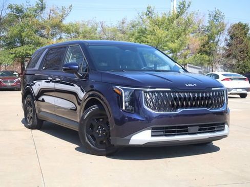 Used 2025 Kia Carnival image 2