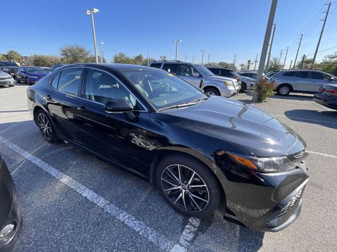 Used 2024 Toyota Camry SE image 6
