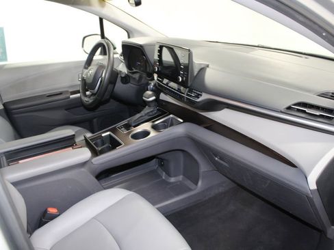 Used 2024 Toyota Sienna XLE image 29
