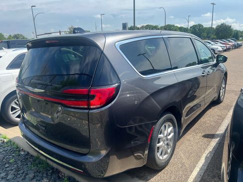 Used 2023 Chrysler Pacifica Touring-L FWD image 3