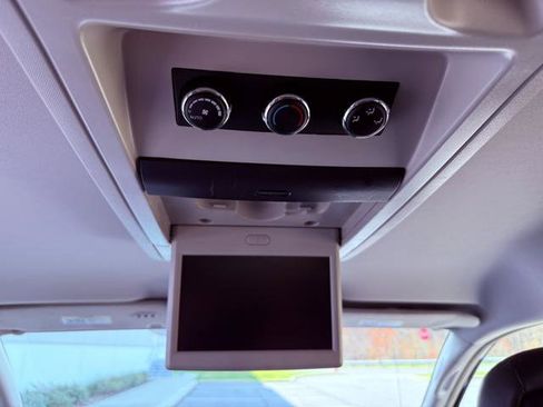 Used 2015 Chrysler Town & Country Touring image 18