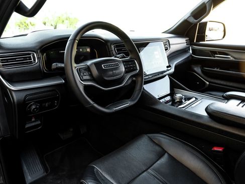 Used 2024 Jeep Wagoneer Series II w/ Convenience Group I image 3