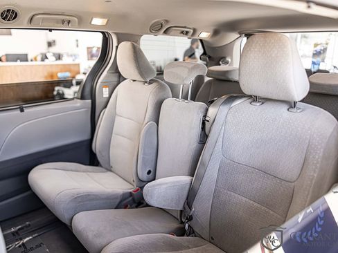 Used 2020 Toyota Sienna LE w/ LE Preferred Package FWD image 29