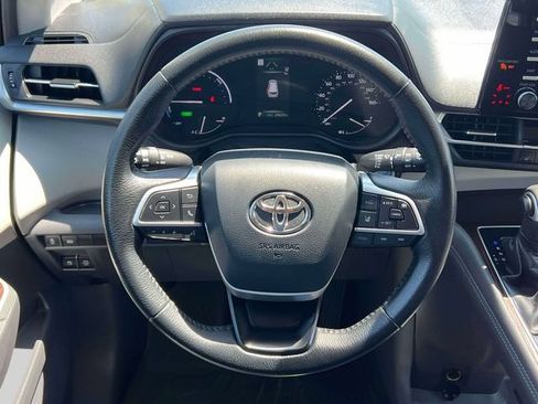 Certified 2021 Toyota Sienna XLE FWD image 18