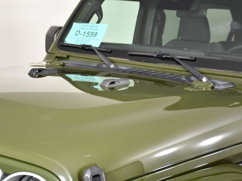 Used 2024 Jeep Wrangler Unlimited Sahara AWD/4WD image 12