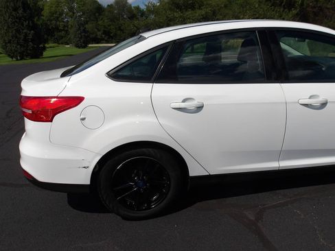 Used 2017 Ford Focus SE FWD image 32