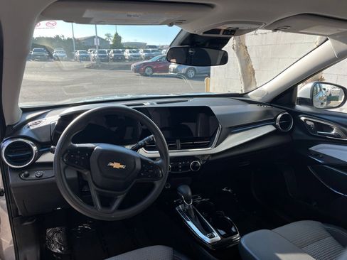 Used 2025 Chevrolet Trax LT image 34