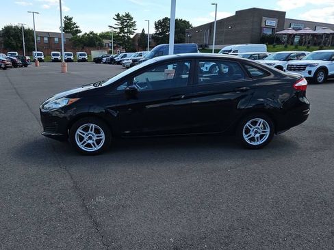 Used 2017 Ford Fiesta SE FWD image 2