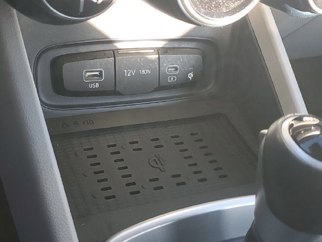 Used 2024 Hyundai Venue Limited FWD image 29