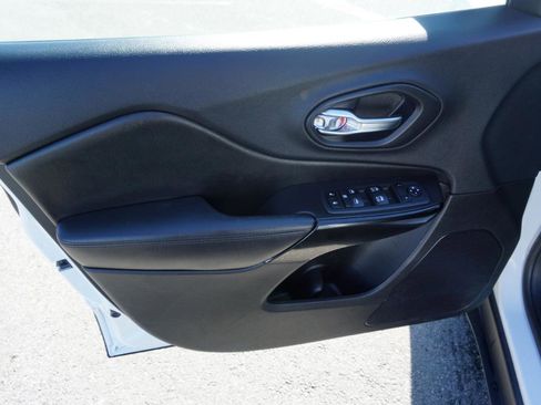 Used 2019 Jeep Cherokee Latitude Plus image 14