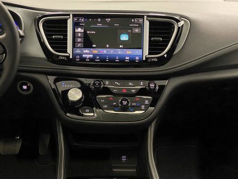 New 2026 Chrysler Pacifica Limited w/ S Appearance Package AWD/4WD image 9