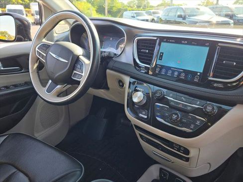 Certified 2018 Chrysler Pacifica Limited image 6