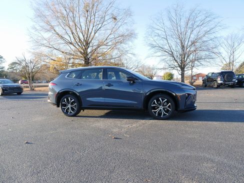 Used 2025 Toyota Crown Signia image 2