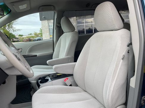 Used 2011 Toyota Sienna LE w/ Preferred Pkg FWD image 15