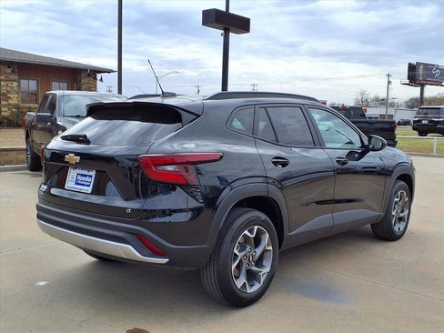 Used 2025 Chevrolet Trax LT w/ LT Convenience Package image 2