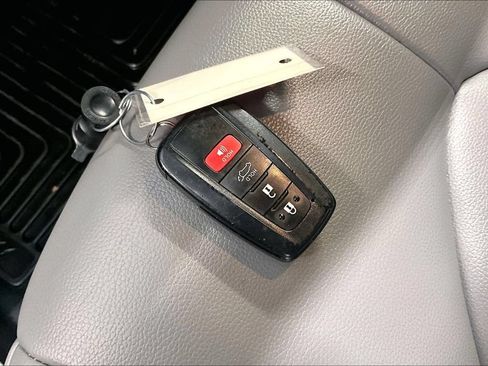 Used 2022 Toyota Highlander XLE AWD/4WD image 11