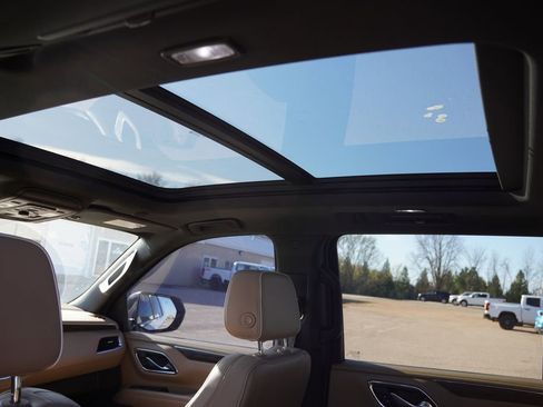 Used 2021 Chevrolet Suburban Premier w/ Premium Package image 5