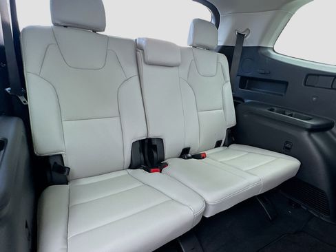Used 2025 Kia Telluride EX w/ EX Captain's Chair Package image 19