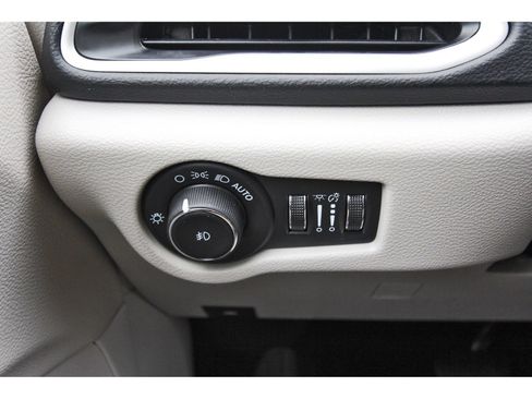Used 2024 Chrysler Pacifica Touring-L FWD image 19