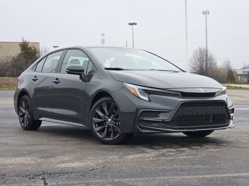 Used 2025 Toyota Corolla SE image 2