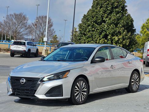 Used 2024 Nissan Altima 2.5 SV image 3