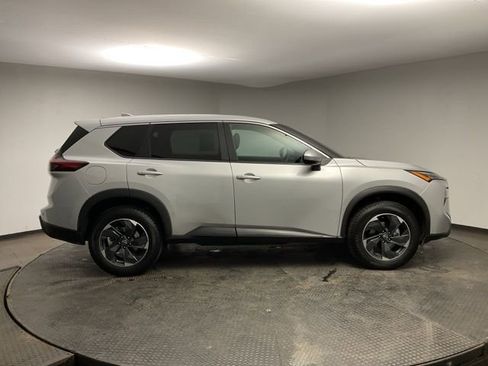 Used 2024 Nissan Rogue SV image 9