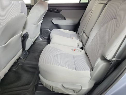 Used 2022 Toyota Highlander LE FWD image 12