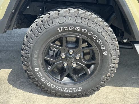 Used 2025 Jeep Gladiator Sport AWD/4WD image 4
