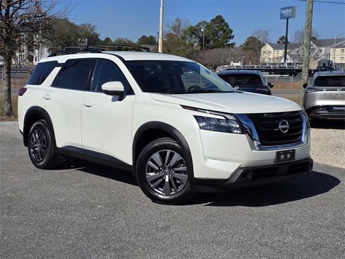 Used 2024 Nissan Pathfinder SV image 2