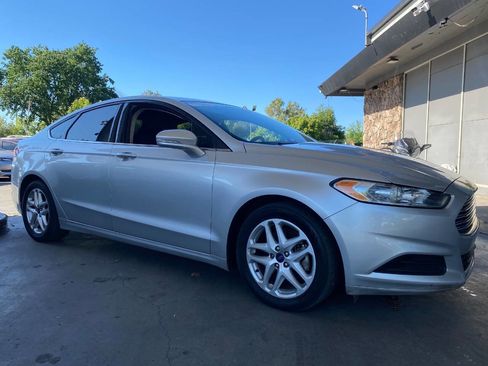 Used 2015 Ford Fusion SE FWD image 9