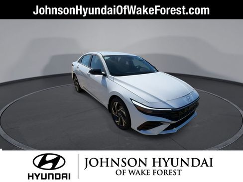 Certified 2025 Hyundai Elantra SEL image 2