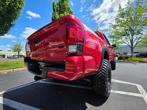 Used 2018 Toyota Tacoma TRD Off-Road w/ Technology Package AWD/4WD image 12