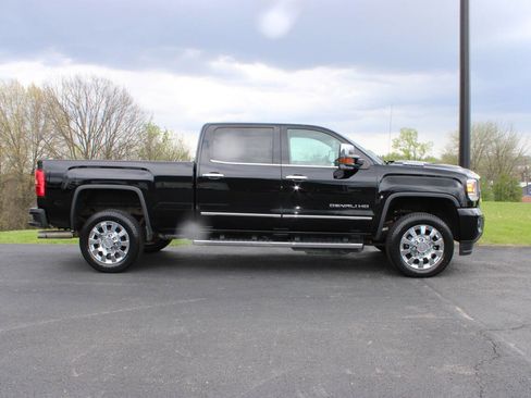Used 2017 GMC Sierra 2500 Denali w/ Duramax Plus Package image 2