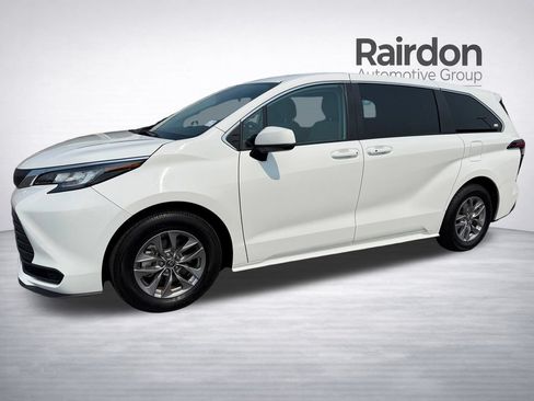 Used 2024 Toyota Sienna LE AWD/4WD image 3
