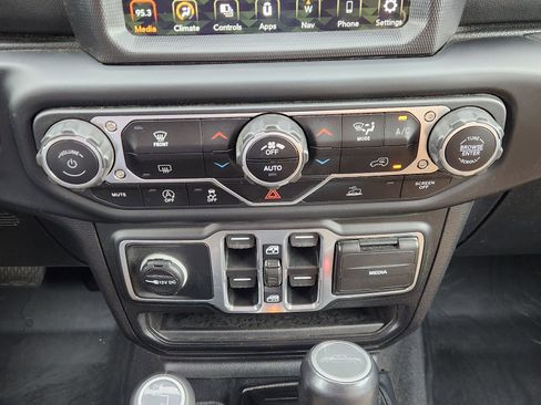 Used 2021 Jeep Gladiator Overland w/ Popular Equipment Package AWD/4WD image 22