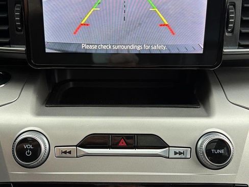 Used 2022 Ford Explorer XLT w/ Equipment Group 202A AWD/4WD image 9