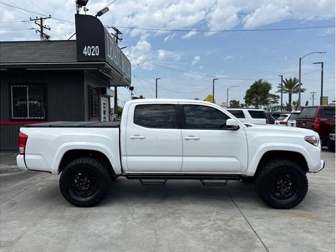 Used 2017 Toyota Tacoma SR5 w/ Tow Package RWD image 8