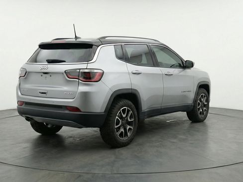 Used 2025 Jeep Compass Trailhawk AWD/4WD image 9