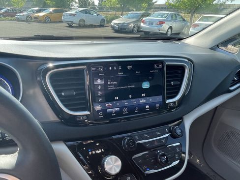 Used 2023 Chrysler Pacifica Touring-L FWD image 23
