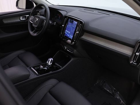 Certified 2024 Volvo XC40 B5 Plus w/ Protection Package Premier image 21