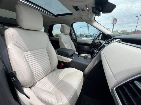 Used 2024 Land Rover Discovery S image 17