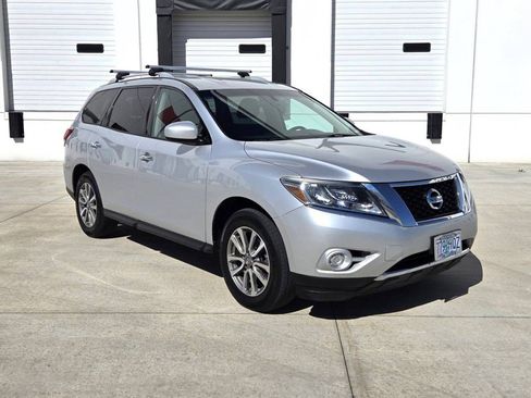 Used 2013 Nissan Pathfinder SV image 3