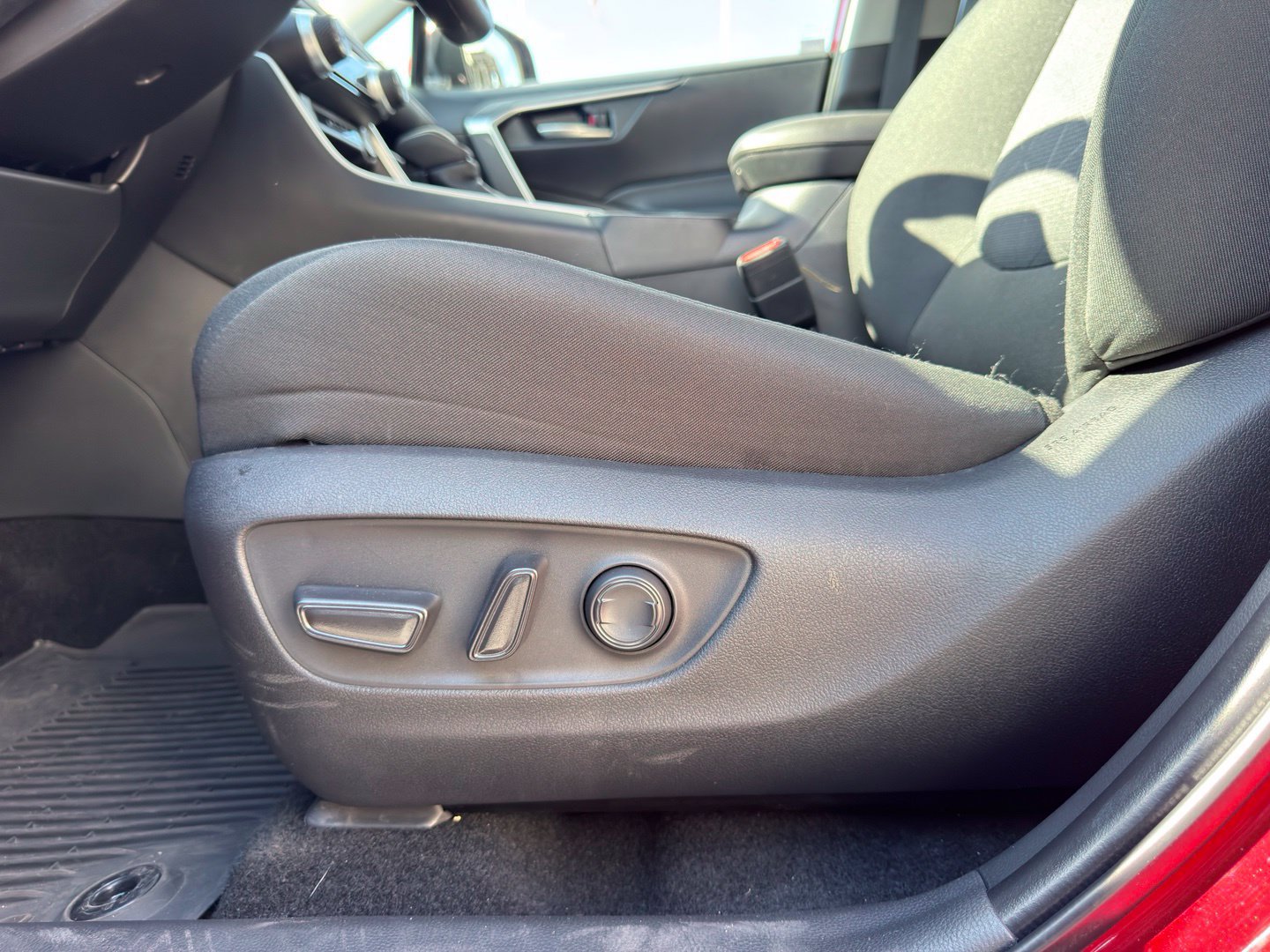 Used 2025 Toyota RAV4 XLE FWD image 23