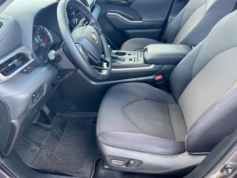 Used 2021 Toyota Highlander LE image 17
