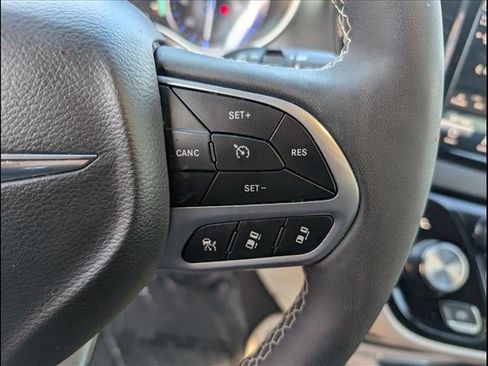 Used 2024 Chrysler Pacifica Touring-L image 9