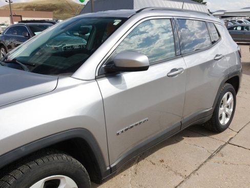 Used 2019 Jeep Compass Latitude w/ Cold Weather Group AWD/4WD image 7